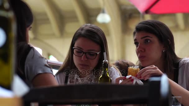 朋友在酒吧吃饭 — 图库视频影像