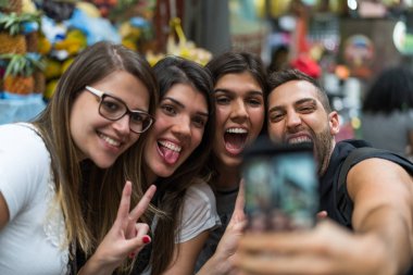 Belediye bir pazarda, Sao Paulo, Brezilya ile hareket eden bir selfie alarak arkadaşlar