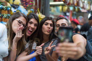 Bir selfie mobile ile gıda pazarında alarak arkadaşlar