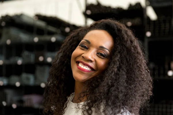 Beautiful Black Woman Looking Camera — Stock Photo, Image