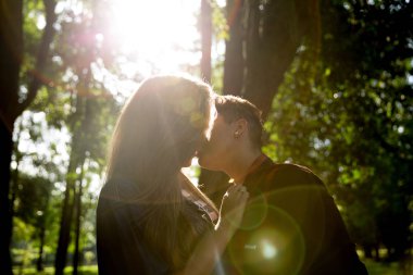 Bir gün batımı zamanında romantik lezbiyen çift öpüşme