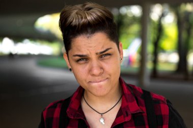 Alternatif kız kameraya bakıyor