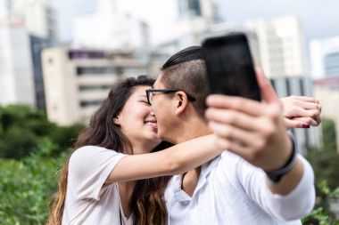 Bir selfie alarak Asya çift