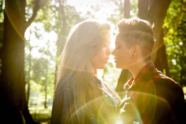 Romantico Lesbica Coppia Baci Tramonto Tempo — Foto Stock