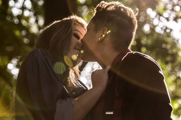 Romantico Lesbica Coppia Baci Tramonto Tempo — Foto Stock