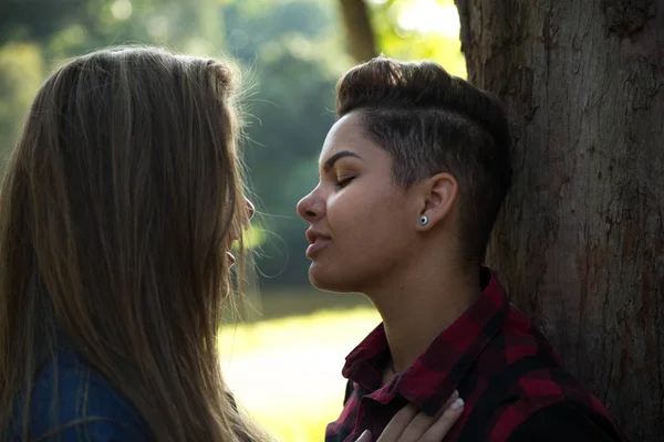 Całowanie Lesbijek Para Romantyczny Scena — Zdjęcie stockowe