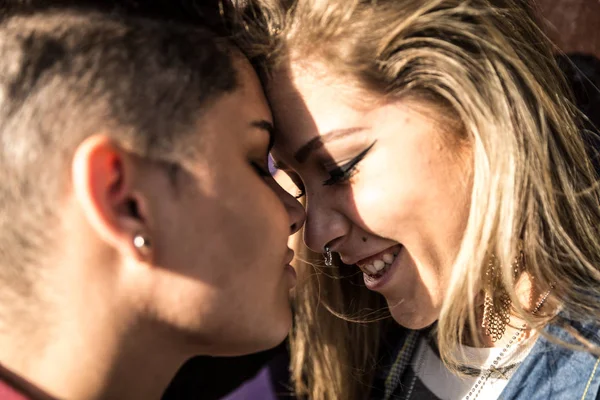 Pareja Lesbiana Besándose Escena Romántica — Foto de Stock