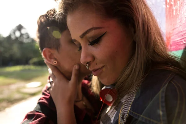 Lesbický Pár Flirtování Okamžik — Stock fotografie