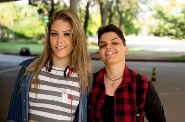 Retrato Jovens Amigos Meninas Lésbicas Olhando Para Câmera — Fotografia de Stock