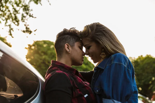 Lesbický Pár Líbání Autě Čas Západu Slunce — Stock fotografie