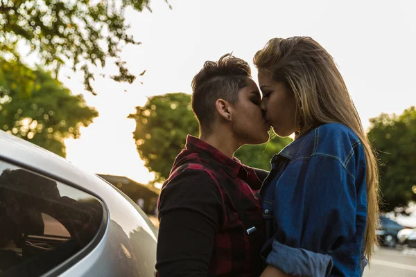 Lesbický Pár Líbání Autě Čas Západu Slunce — Stock fotografie