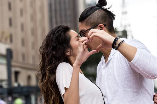 Genç Asyalı Çift Kendi Elleriyle Bir Kalp Şekil Verme — Stok fotoğraf