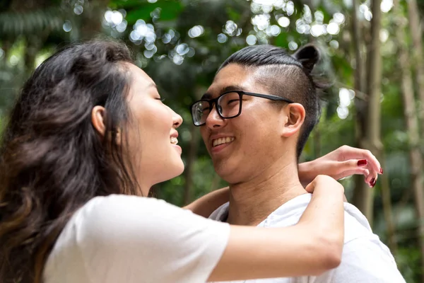 Romantik Genç Asyalı Çift Öpüşme — Stok fotoğraf