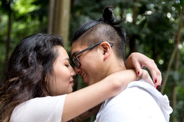 Romantico Giovane Asiatico Coppia Baci — Foto Stock