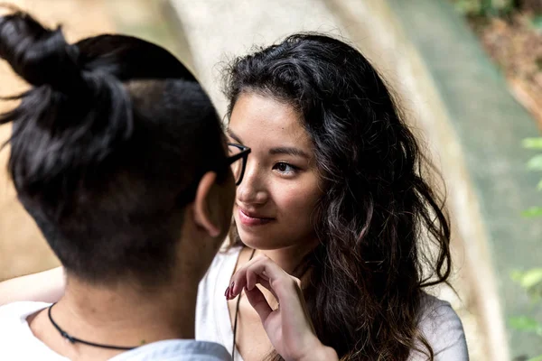 Joven Pareja Asiática Disfrutando Momento Íntimo — Foto de Stock