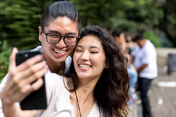 Bir Selfie Alarak Asya Çift — Stok fotoğraf