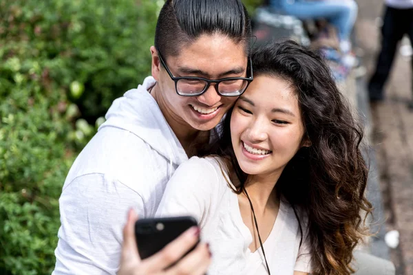 Bir Selfie Alarak Asya Çift — Stok fotoğraf