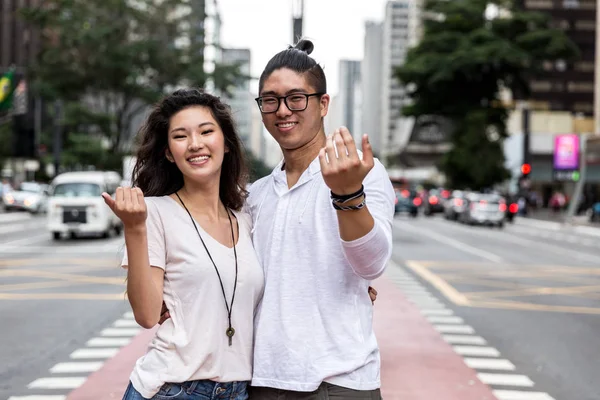 Молода Азіатська Пара Запрошує Когось Прийти Ліцензійні Стокові Зображення