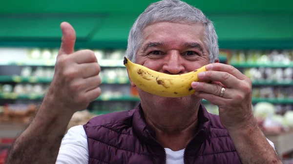 Starszy Człowiek Uśmiechający Się Bananem — Zdjęcie stockowe