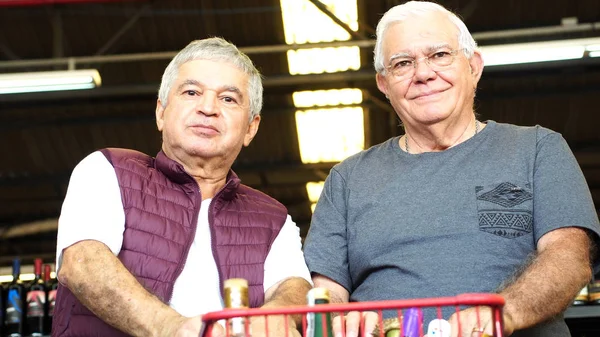 Porträt Reifer Freunde Mit Flaschen Hintergrund — Stockfoto