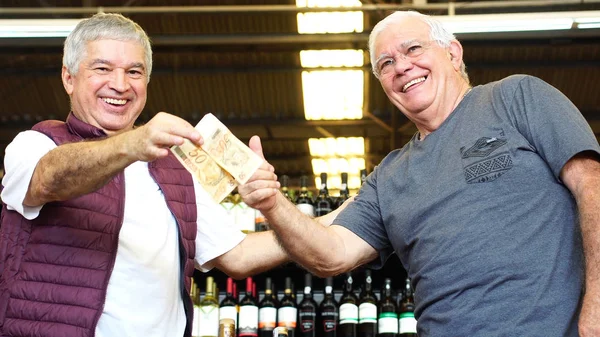 Zufriedene Seniorfreunde Drücken Supermarkt Mit Brasilianischer Währung Die Daumen — Stockfoto