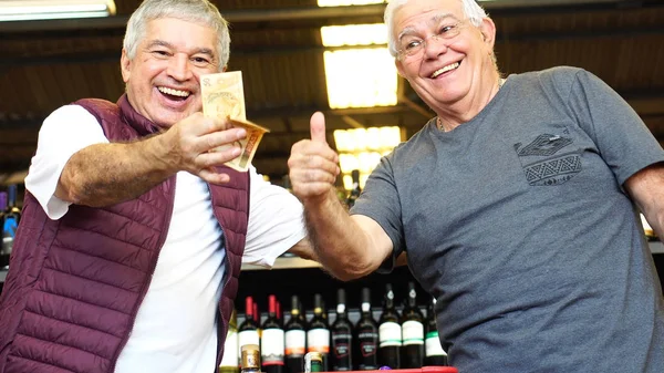 Zufriedene Seniorfreunde Drücken Supermarkt Mit Brasilianischer Währung Die Daumen — Stockfoto