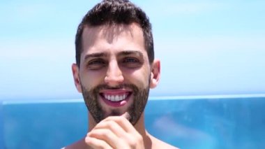 Gezinti gemisinde bir adam portresi