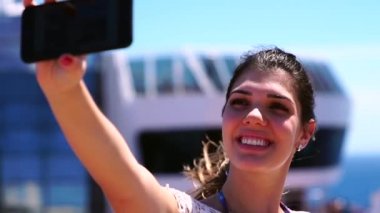 Yolcu gemisinde bir Selfie alarak kadın