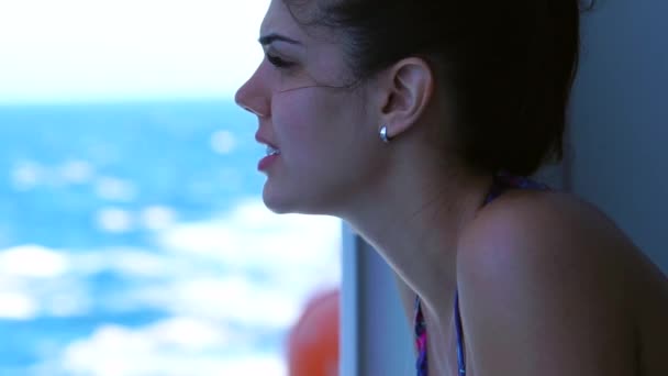 Mulher Olhando Para Mar Navio Cruzeiro — Vídeo de Stock