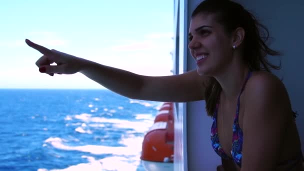 Γυναίκα Που Δείχνει Προς Θάλασσα Από Κρουαζιερόπλοιο — Αρχείο Βίντεο