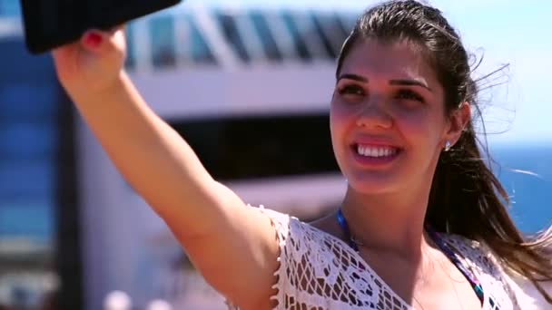 Mulher Tomando Uma Selfie Navio Cruzeiro — Vídeo de Stock