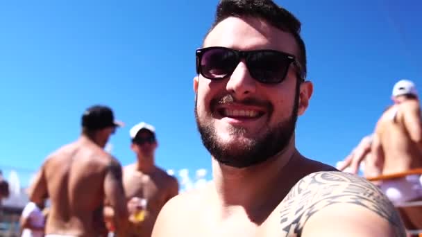 Άνδρα Λαμβάνοντας Μια Selfie Κρουαζιερόπλοιο — Αρχείο Βίντεο