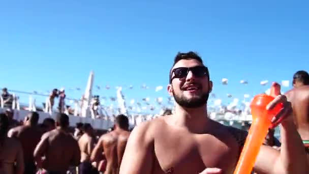 朋友在游船上跳舞和玩泳池派对 — 图库视频影像
