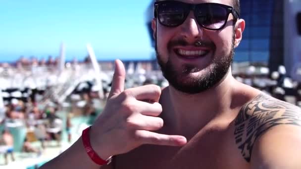 Hombre Tomando Selfie Crucero — Vídeos de Stock