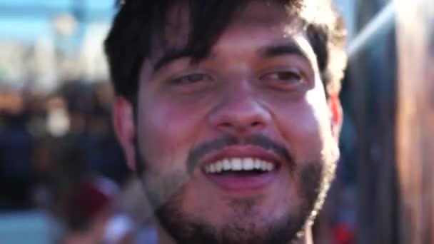 Πορτρέτο Ενός Άντρα Που Χαμογελά Ένα Πάρτι Στην Πισίνα — Αρχείο Βίντεο