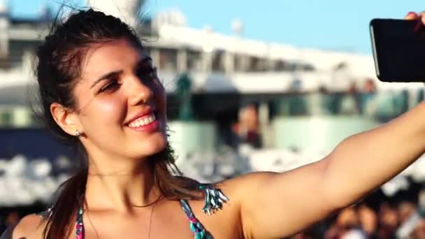 Meisje Dat Neemt Een Selfie Cruise Ship — Stockvideo