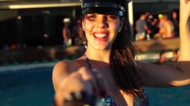 Erkek el - beni vurdu takip tutan kız