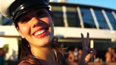 Cruise Ship üzerinde bir selfie alarak kız