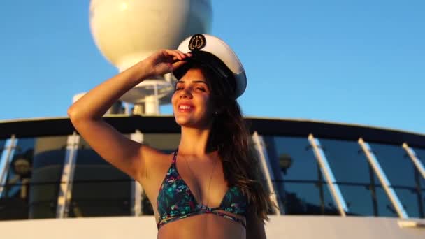 Chica Tirar Sombrero Invitación Amistosa — Vídeo de stock