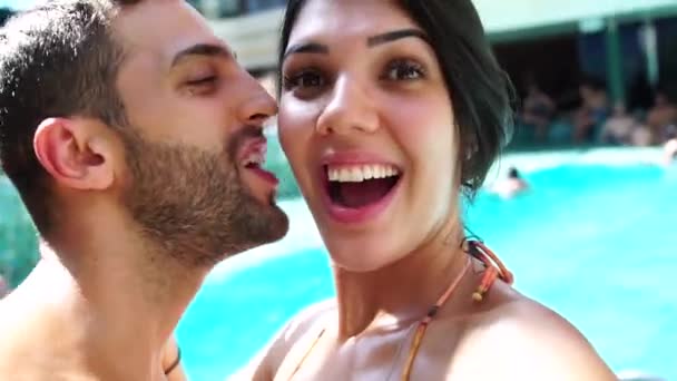 Casal Tomando Uma Selfie Piscina — Vídeo de Stock