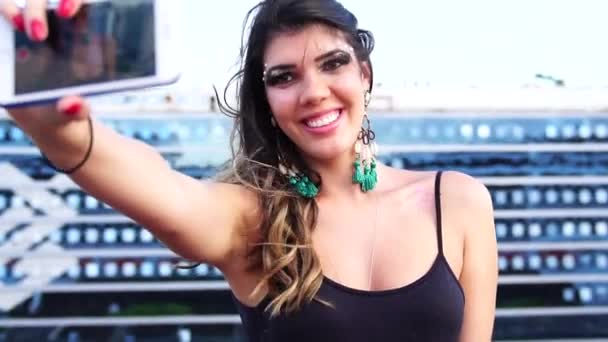 Make Mädchen Mit Karnevalskostüm Macht Ein Selfie — Stockvideo