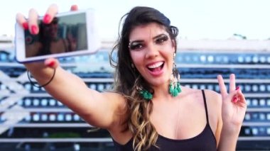 Bir Selfie karnaval kılık alarak kız makyaj