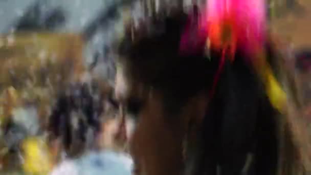 Mujer Bailando Celebrando Con Confetti Carnaval Brasileño Salvador Bahia — Vídeo de stock
