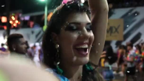 Селфи Танцующей Женщины Рейтинг Конфетти Бразильском Карнавале Сальвадор Бахия — стоковое видео