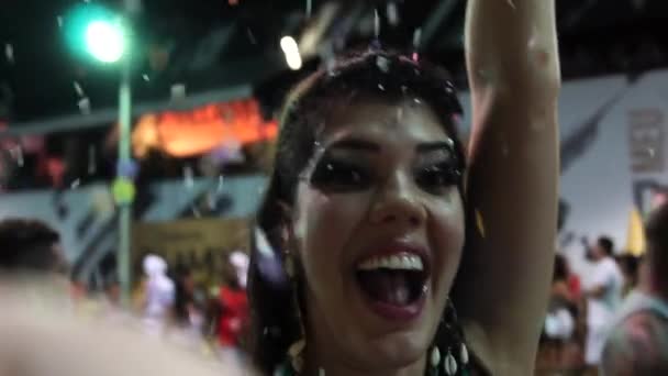 Selfie Γυναίκα Χορεύει Και Γιορτάζει Κομφετί Στο Βραζιλιάνικο Καρναβάλι Σαλβαδόρ — Αρχείο Βίντεο