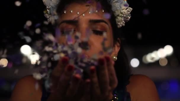 Meisje Blaast Kleurrijke Confetti — Stockvideo