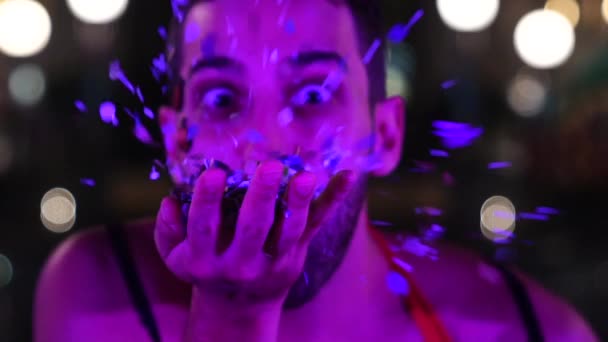Guy Soprando Confete Colorido — Vídeo de Stock