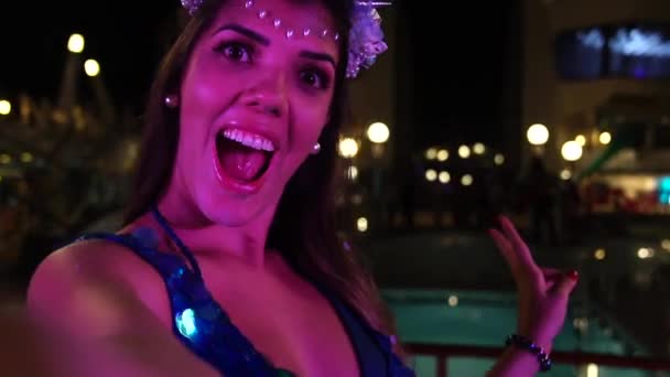 Chica Tomando Selfie Con Traje Sirena — Vídeo de stock