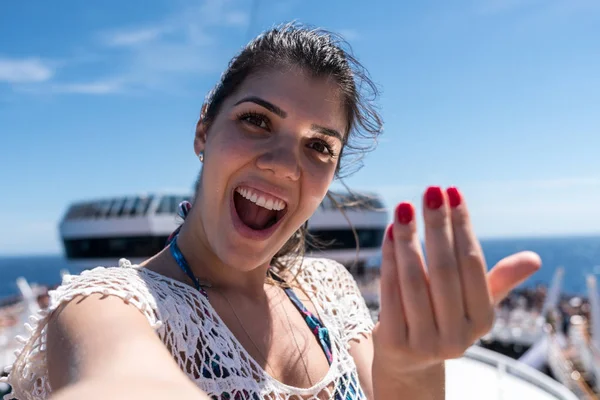 Mulher Acenando Convidando Pessoas Vir — Fotografia de Stock