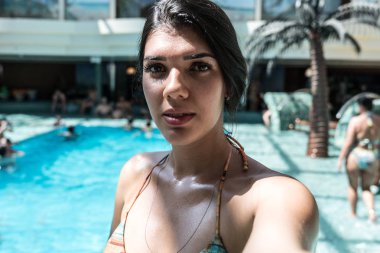 Yüzme havuzunda bir Selfie alarak kız